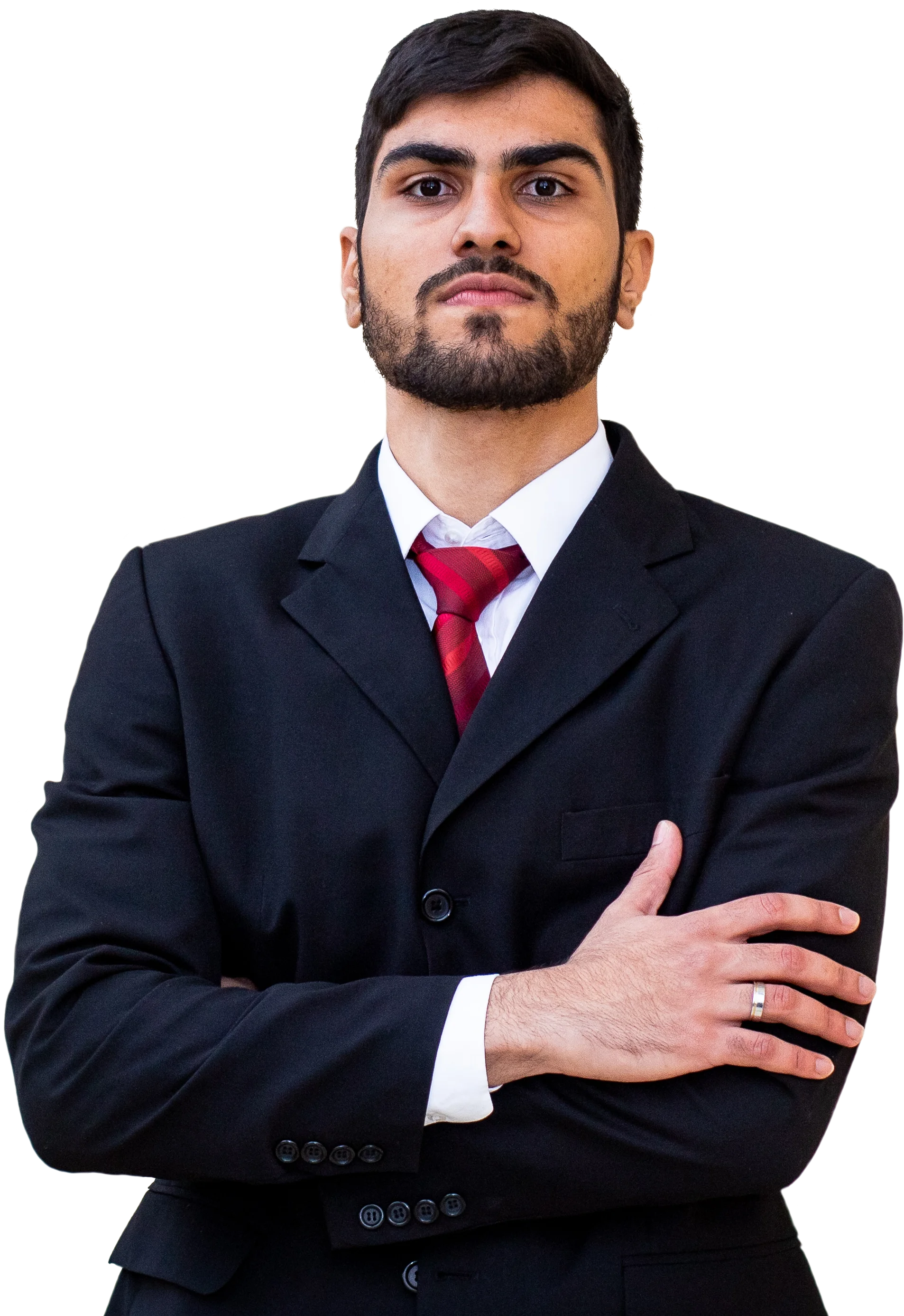 Torso do advogado Eric Mussi Fernandes, homem, pardo, cabelo e barba escuros curtos, de braços cruzados olhando para câmera, usando um terno preto com uma gravata vermelha, fundo transparente.